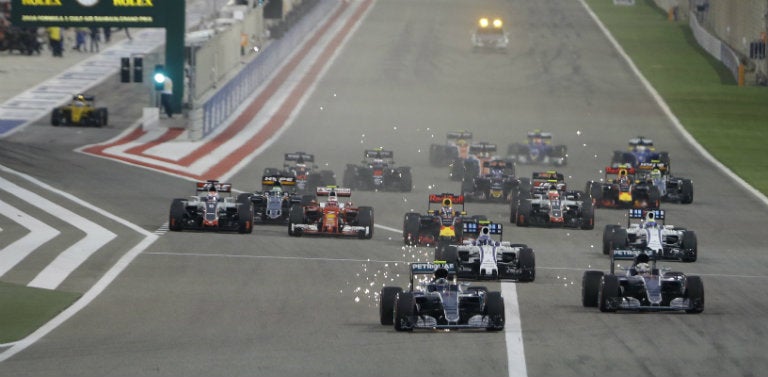 Monoplazas durante la primera recta del GP de Bahrein