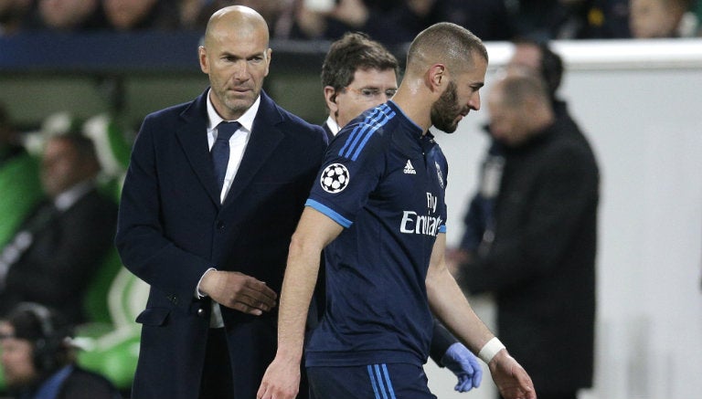 Zidane observa a Benzema saliendo de la cancha