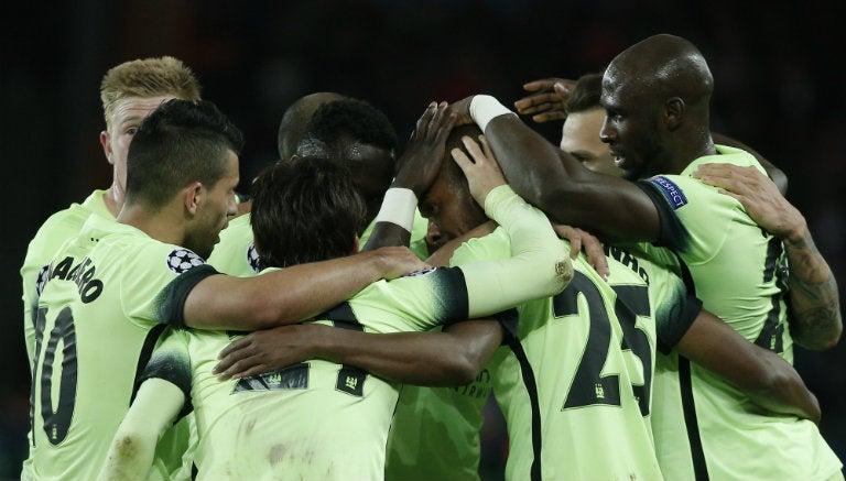 Jugadores del Manchester City festejan una anotación contra PSG