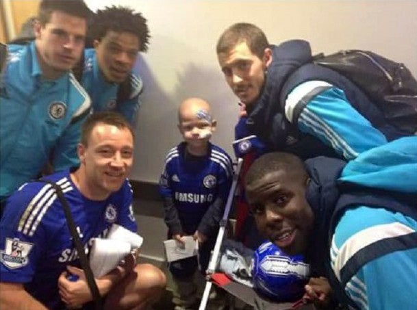 El capitán del Chelsea en una foto junto al pequeño fan