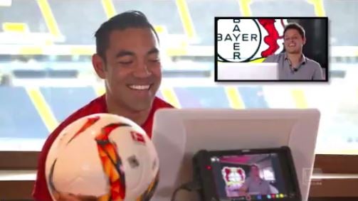 Fabián conversa con Chicharito en Skype