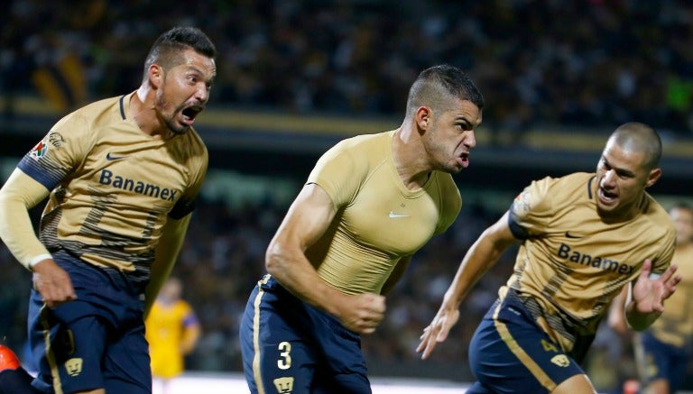 Jugadores de Pumas celebran un gol en CU