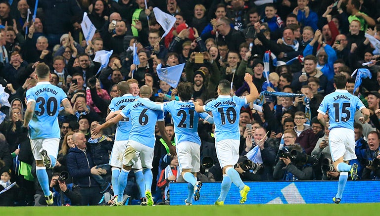 Jugadores del City festejan el gol de Kevin de Bruyne