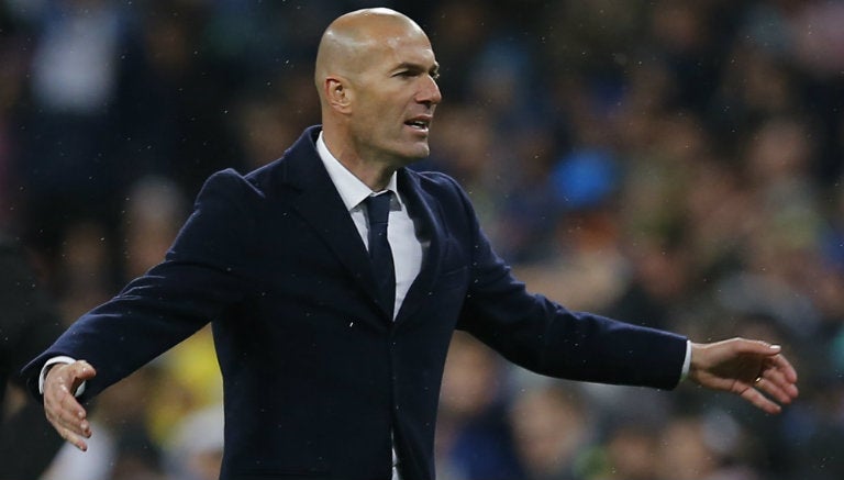 Zidane reclama una jugada en juego del Real Madrid 