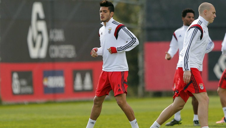 Raúl Jiménez durante un entrenamiento del Benfica