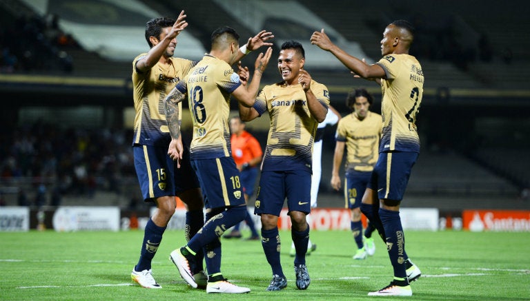 Jugadores de Pumas celebran gol contra Olimpia