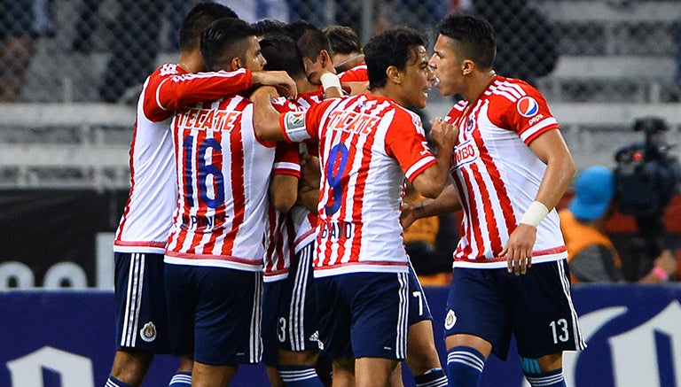 Jugadores de Chivas celebran gol en el Jalisco