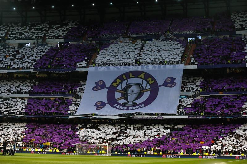 Mosaico de la afición merengue en el Santiago Bernabéu