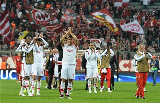 Jugadores del Benfica aplauden a la tribuna 