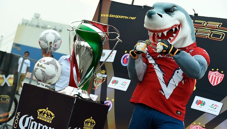 Mascota de Veracruz posa junto al trofeo de Copa MX