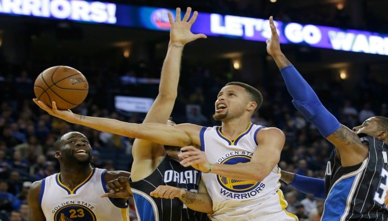 Stephen Curry de Golden State en un encuentro contra Orlando Magic 