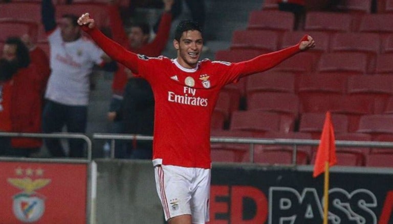 Jiménez, en festejo con el Benfica