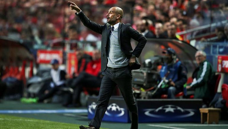 Guardiola da instrucciones en el banquillo