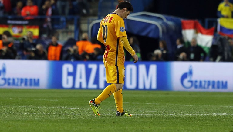 Messi, cabizbajo durante el partido contra Atlético