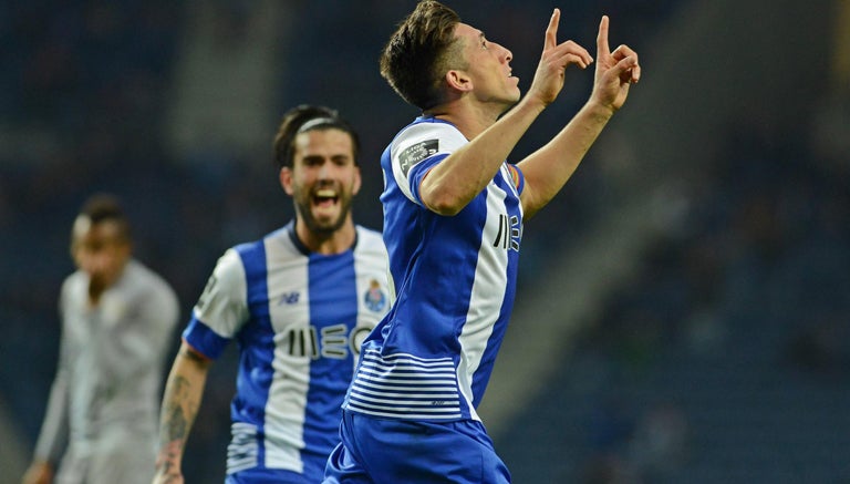 Héctor Herrera celebra un gol con el Porto