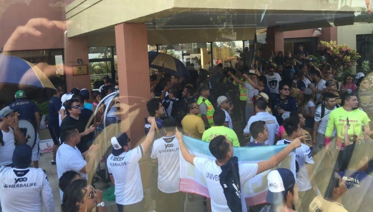 Afición de Pumas despide al equipo en el hotel