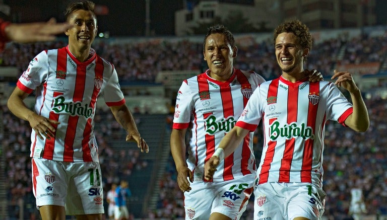 Jugadores de Necaxa celebrando el triunfo en el Azul