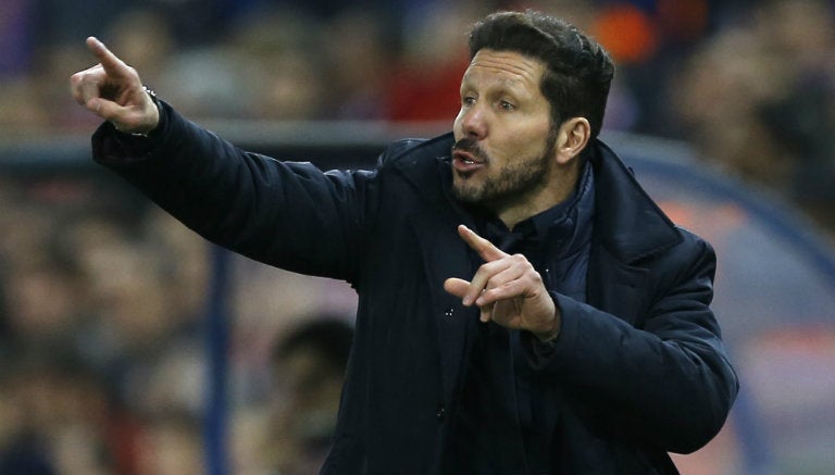 Simeone da indicaciones en juego contra Barcelona