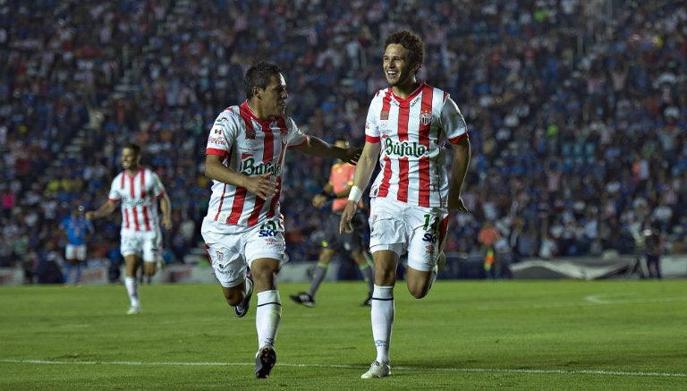 Jugadores del Necaxa festejan gol contra Cruz Azul