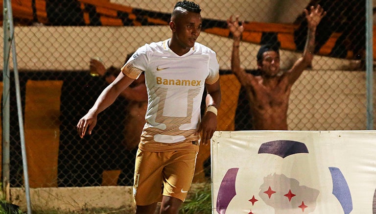 Fidel festeja un gol con Pumas