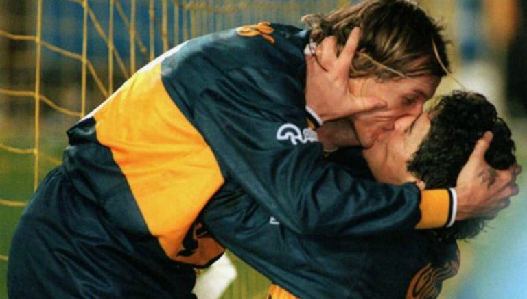 Maradon y Caniggia celebrando un tanto contra River en 1996