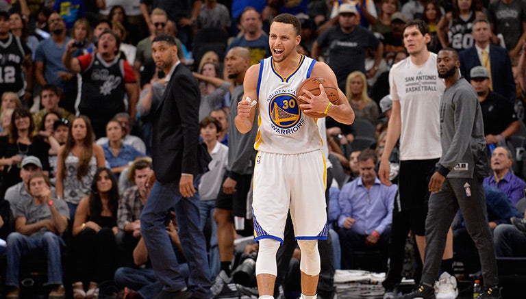 Stephen Curry, festejando durante un partido con los Warriors