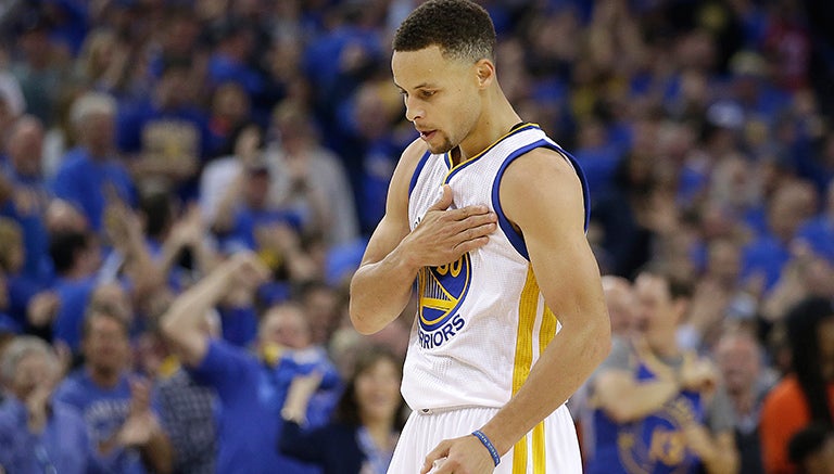 Stephen Curry celebra durante el juego contra Grizzlies