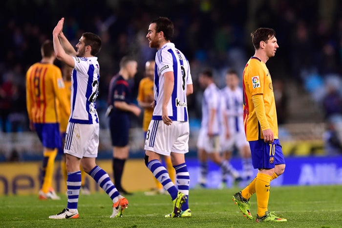 Jugadores de la Real Sociedad festejan contra Barcelona