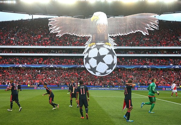 Jugadores en el campo, junto al águila gigante