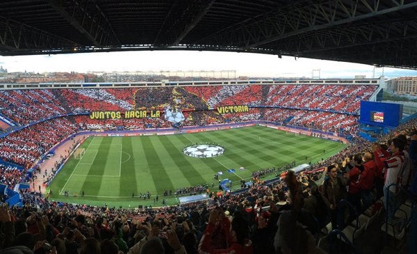 Mosaico de la afición rojiblanca en el Calderón