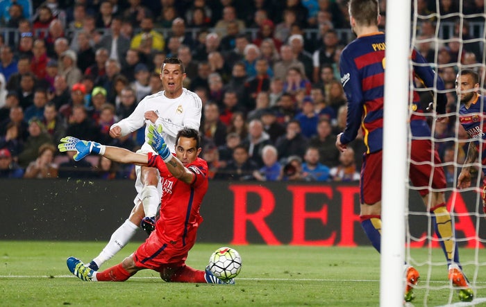 Cristiano marca su gol contra Barcelona en el Clásico