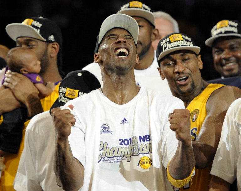 Kobe celebra tras campeonato contra los Celtics en 2010