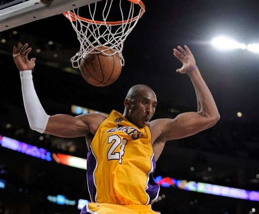 Kobe Bryant encesta con Lakers