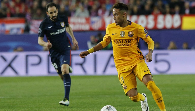 Neymar conduce el balón contra Atlético