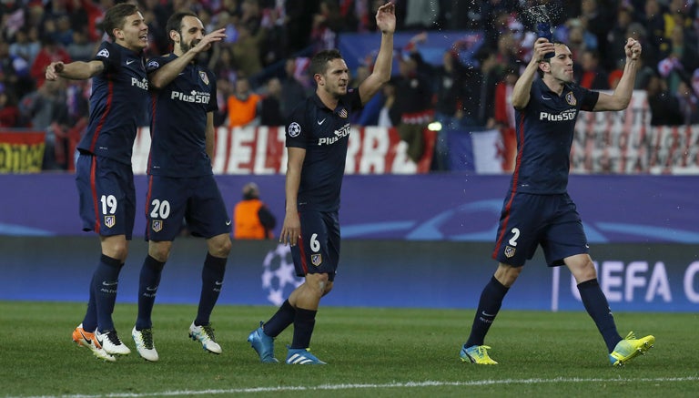 Jugadores del Atlético celebran victoria contra Barcelona