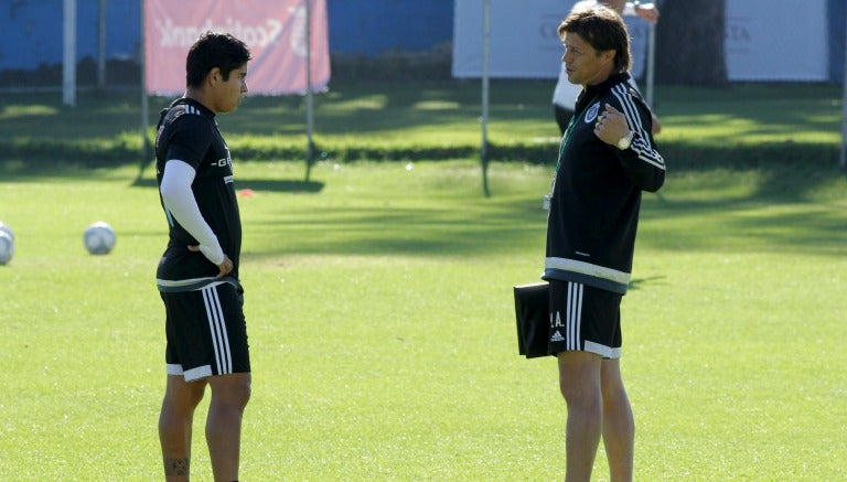 Javier López y Matías Almeyda dialogan durante un entrenamiento