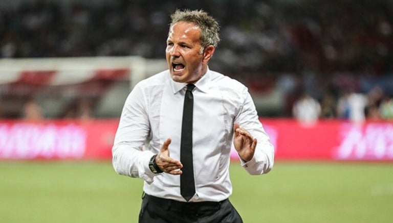 Sinisa Mihajlovic grita durante encuentro del Milan 