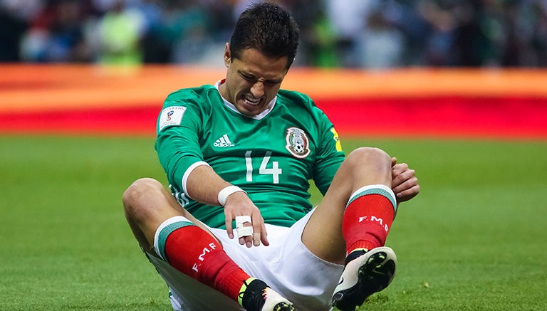 Chicharito se duele en el Azteca