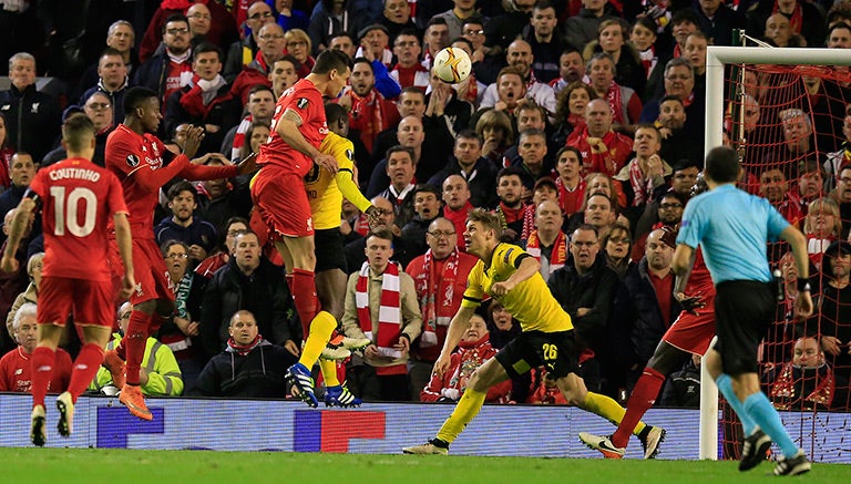 Momento en el que Lovren remata al arco