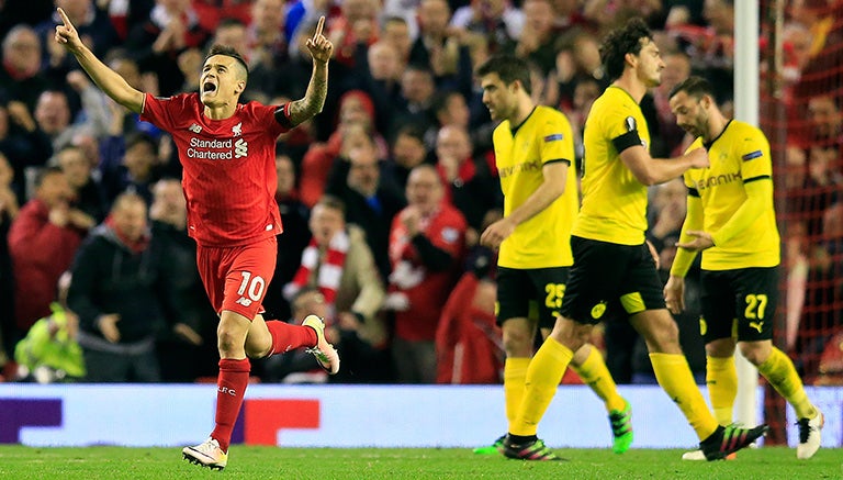 Philippe Coutinho alza los brazos para celebrar gol de Liverpool