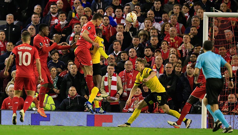 Lovren cabecea el balón para el gol del Liverpool