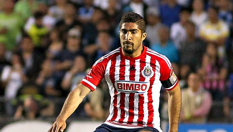 Jair Pereira durante un partido de Chivas