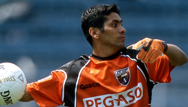 Jorge Campos en un partido con los Potros del Atlante