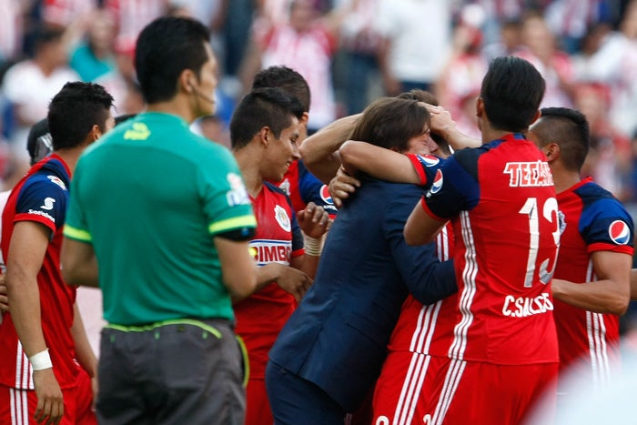 Almeyda celebra con sus jugadores una anotación