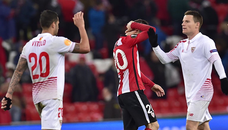 Jugadores de Sevilla celebran contra Athletic de Bilbao