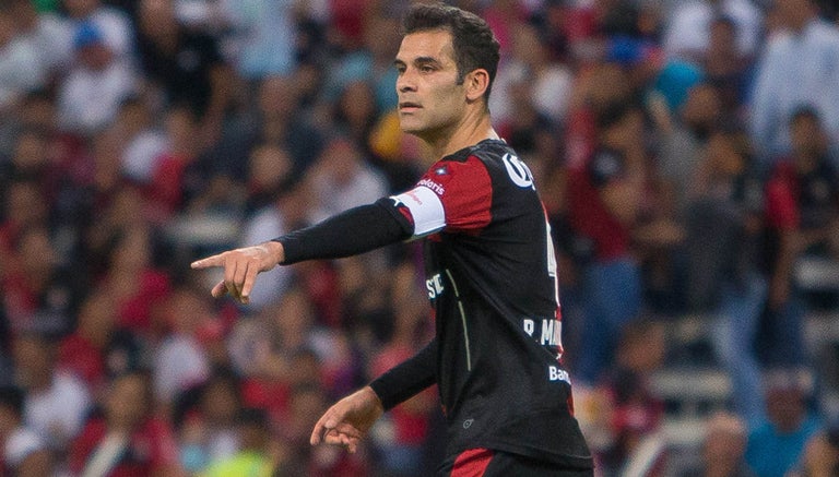 Rafa Márquez da indicaciones en juego de Atlas