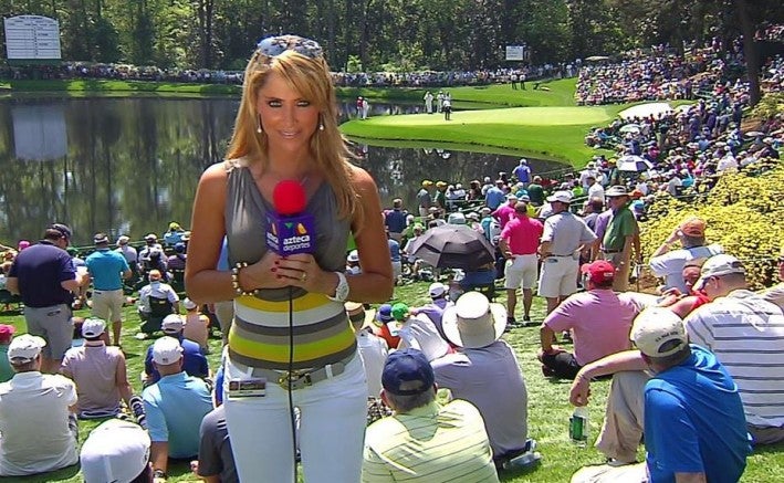 Inés Sainz durante una transmisión del Masters de Augusta 2016