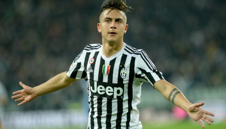 Paulo Dybala celebra un tanto con la camiseta de la Juventus