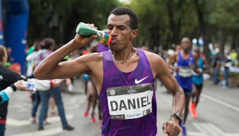 Daniel Aschenik hidratándose durante el Maratón de la ciudad de México