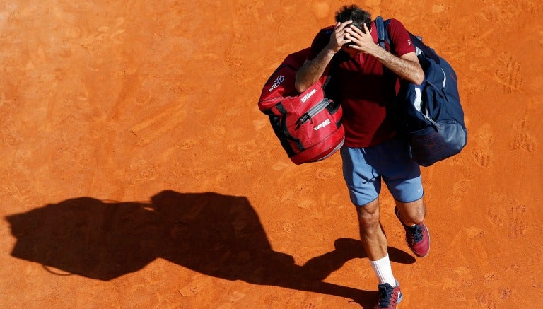 Federer se lamenta tras derrota en Montecarlo